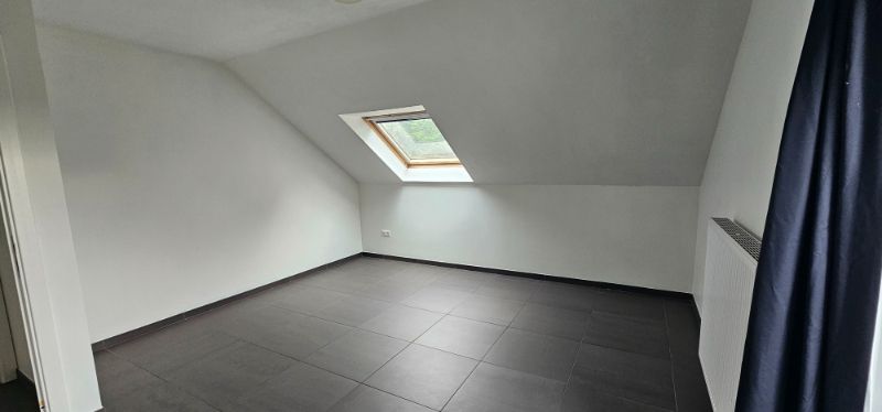 Recente en moderne gezinswoning met drie slaapkamers, garage en tuin foto 12