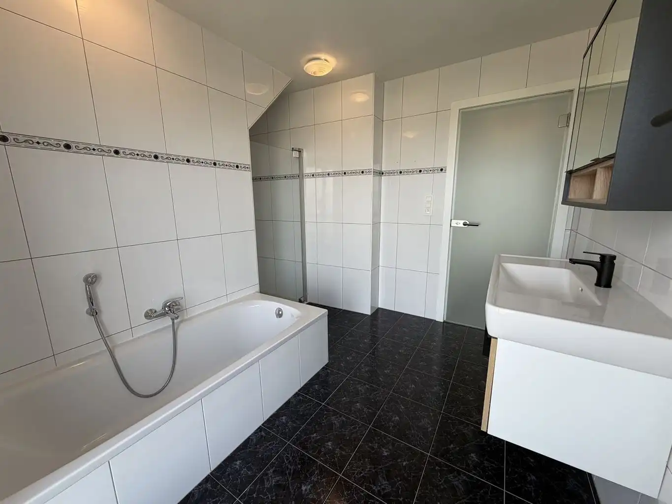 Zeer ruim en stijlvol 1-slaapkamer appartement met extra polyvalente ruimte en terrasje in het centrum van Neeroeteren.  foto 14