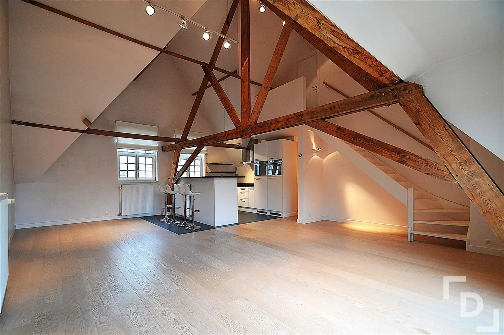 Ruim duplex appartement met garage te huur op toplocatie in Ieper foto 2