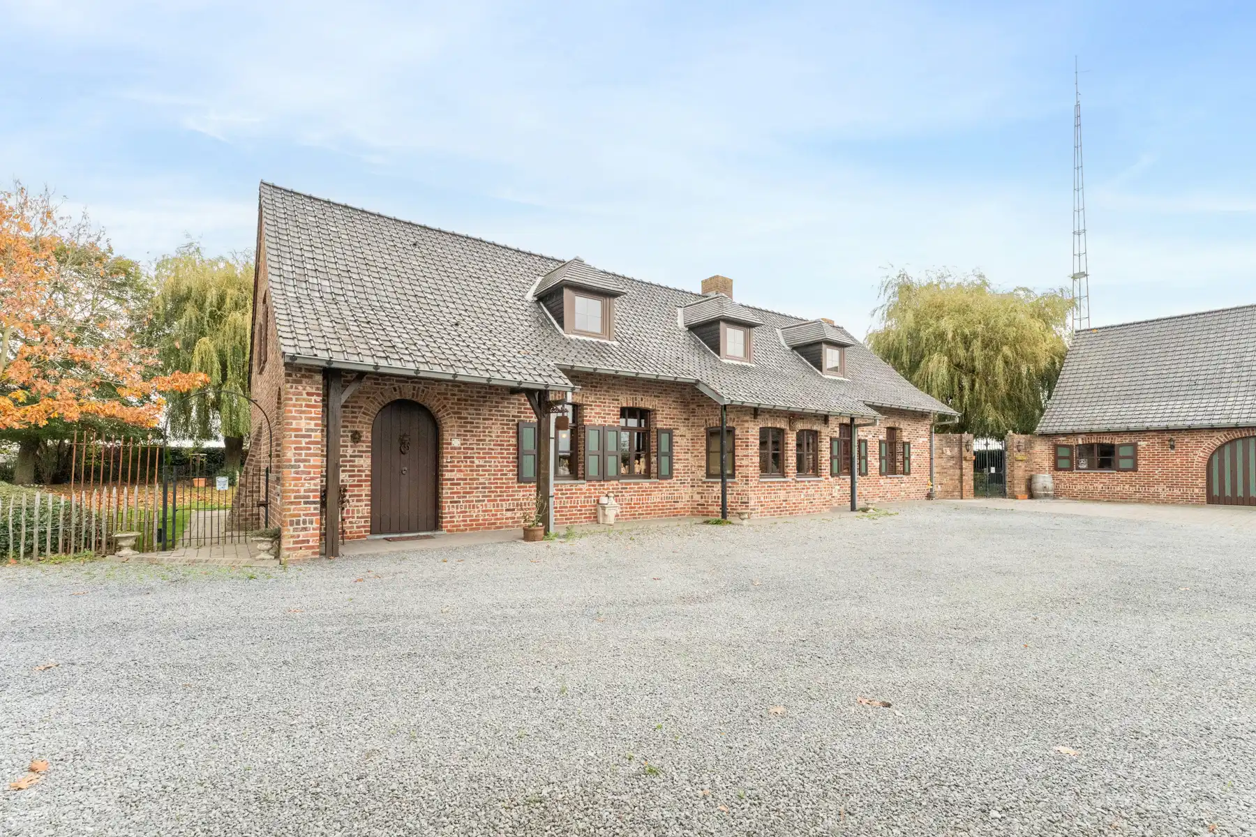 Landhuis met 2 magazijnen, rustig gelegen op 5.388 m² foto 4