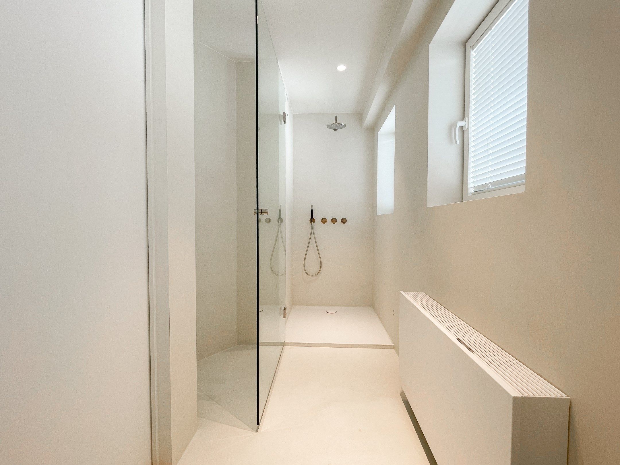 Exclusieve villa: Uitzonderlijk volledig gerenoveerde villa met frontaal zeezicht. foto 32