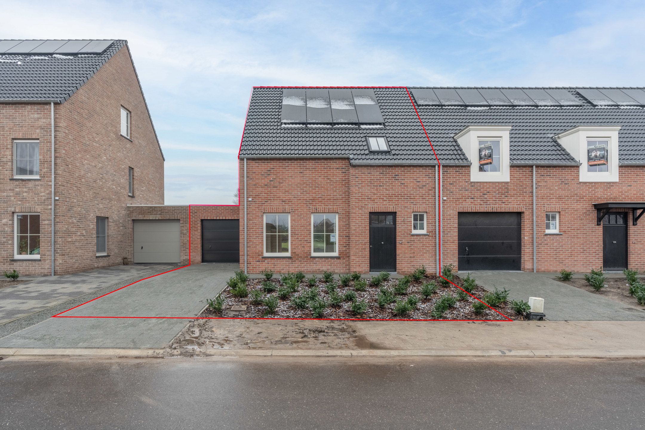 Energiezuinige nieuwbouwwoning met 3 slpk en privé tuin. foto {{pictureIndex}}