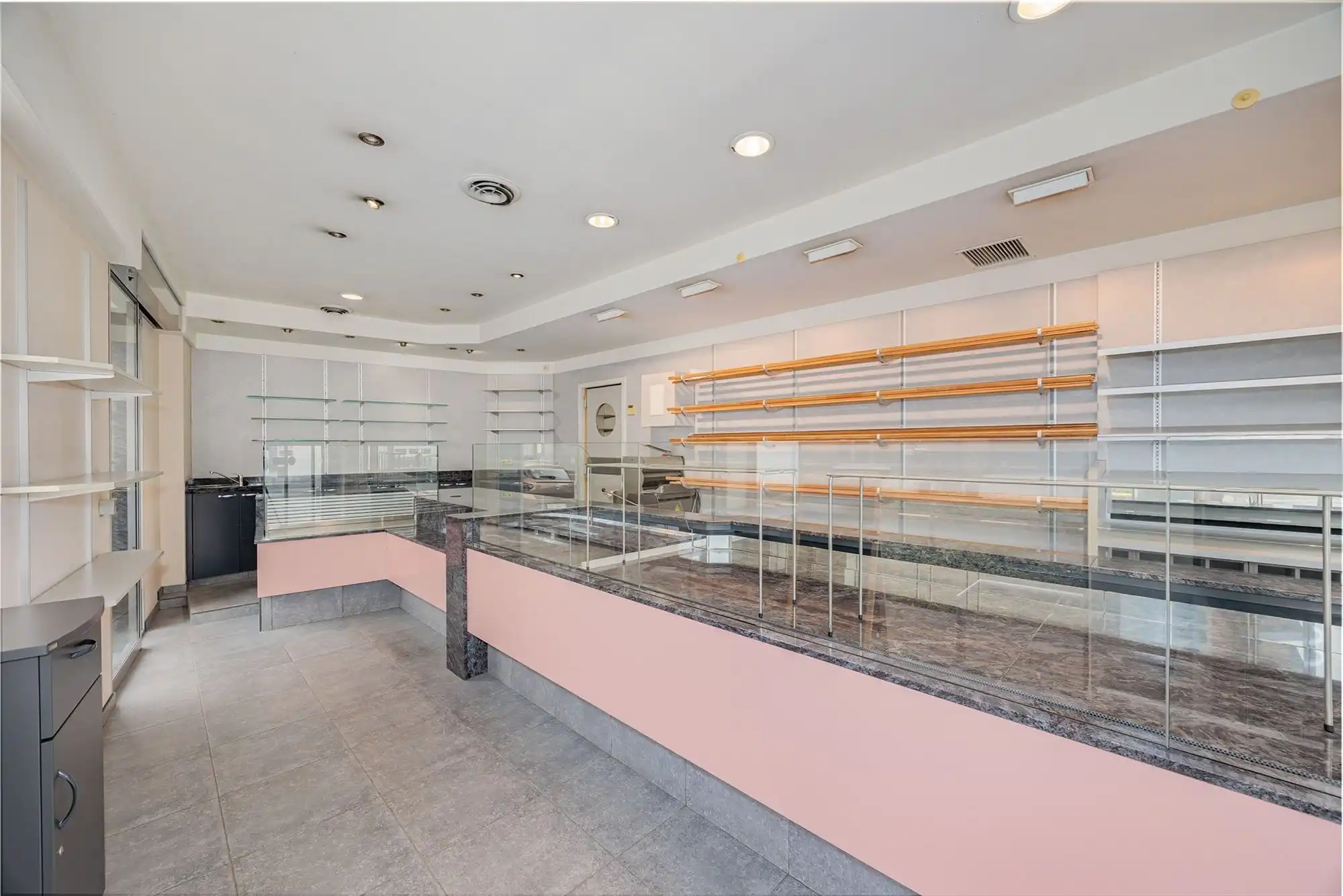 Uniek hoekperceel met handelshuis + garage + appt foto 3