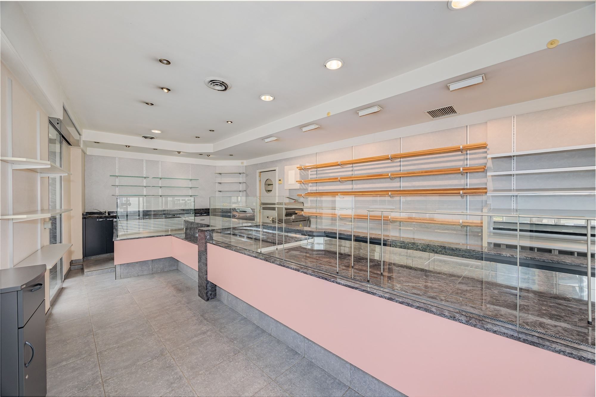 Uniek hoekperceel met handelshuis + garage + appt foto 3