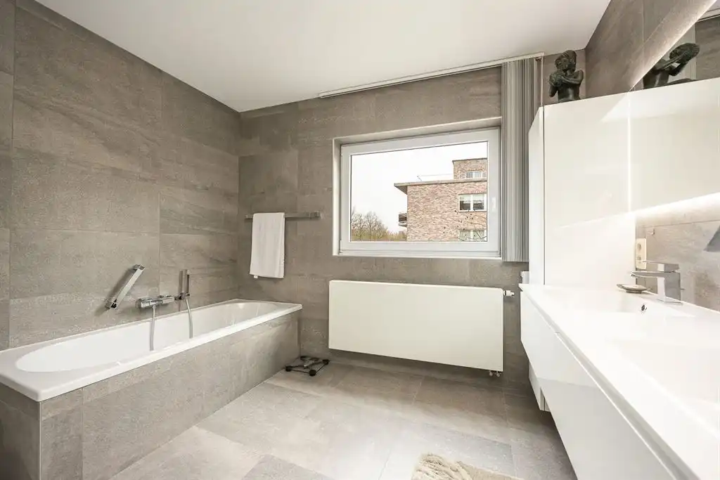 Groot hoekappartement met bijzonder veel lichtinval op de 2e verdieping foto 12