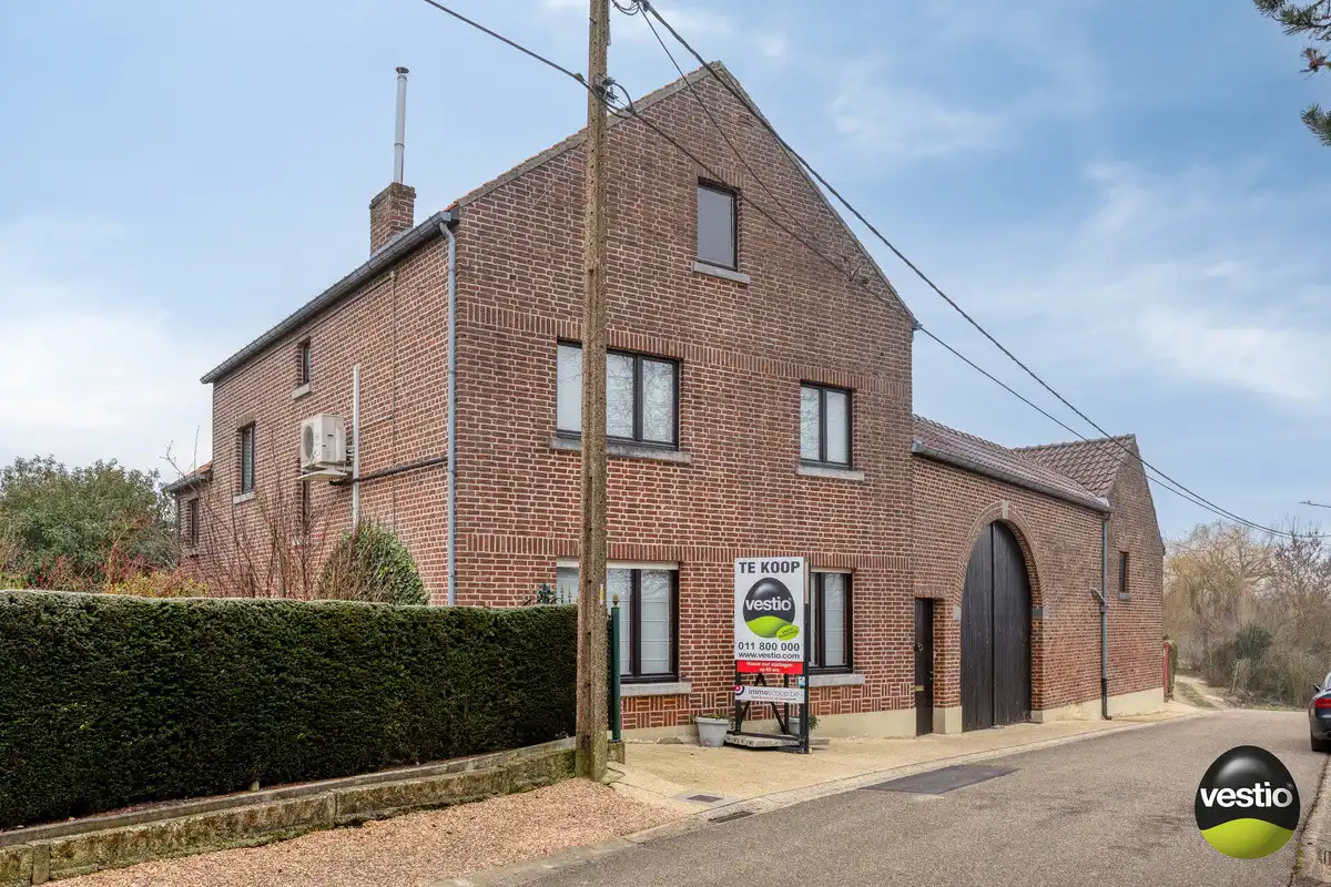 VIERKANTSHOEVE MET 4 BIJHORENDE VARKENSSTALLEN TE SINT-HUIBRECHTS-HERN op 65A79CA. foto {{pictureIndex}}