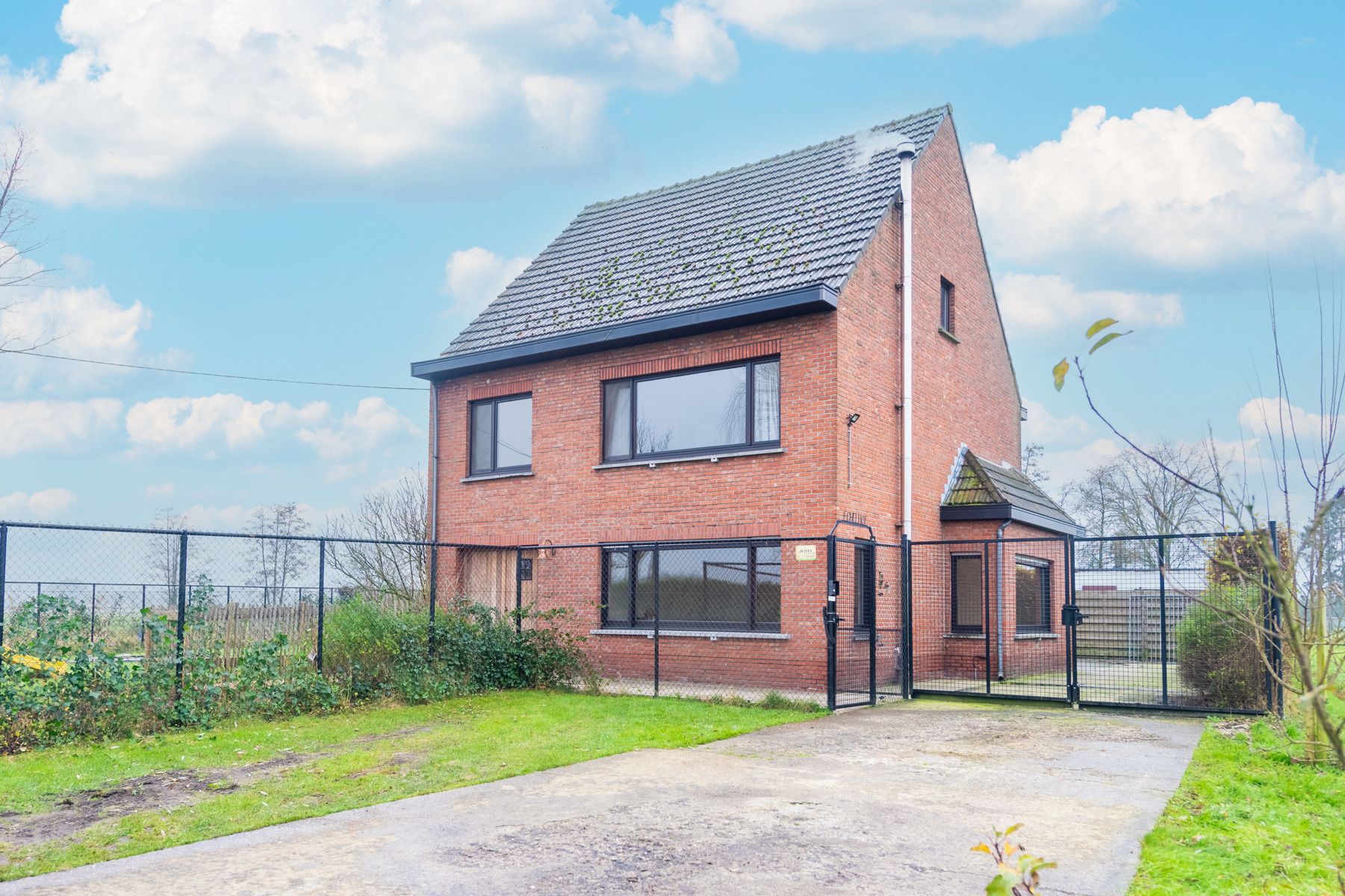 Gedeeltelijk gerenoveerd huis met bijgebouw, groen uitzicht foto {{pictureIndex}}