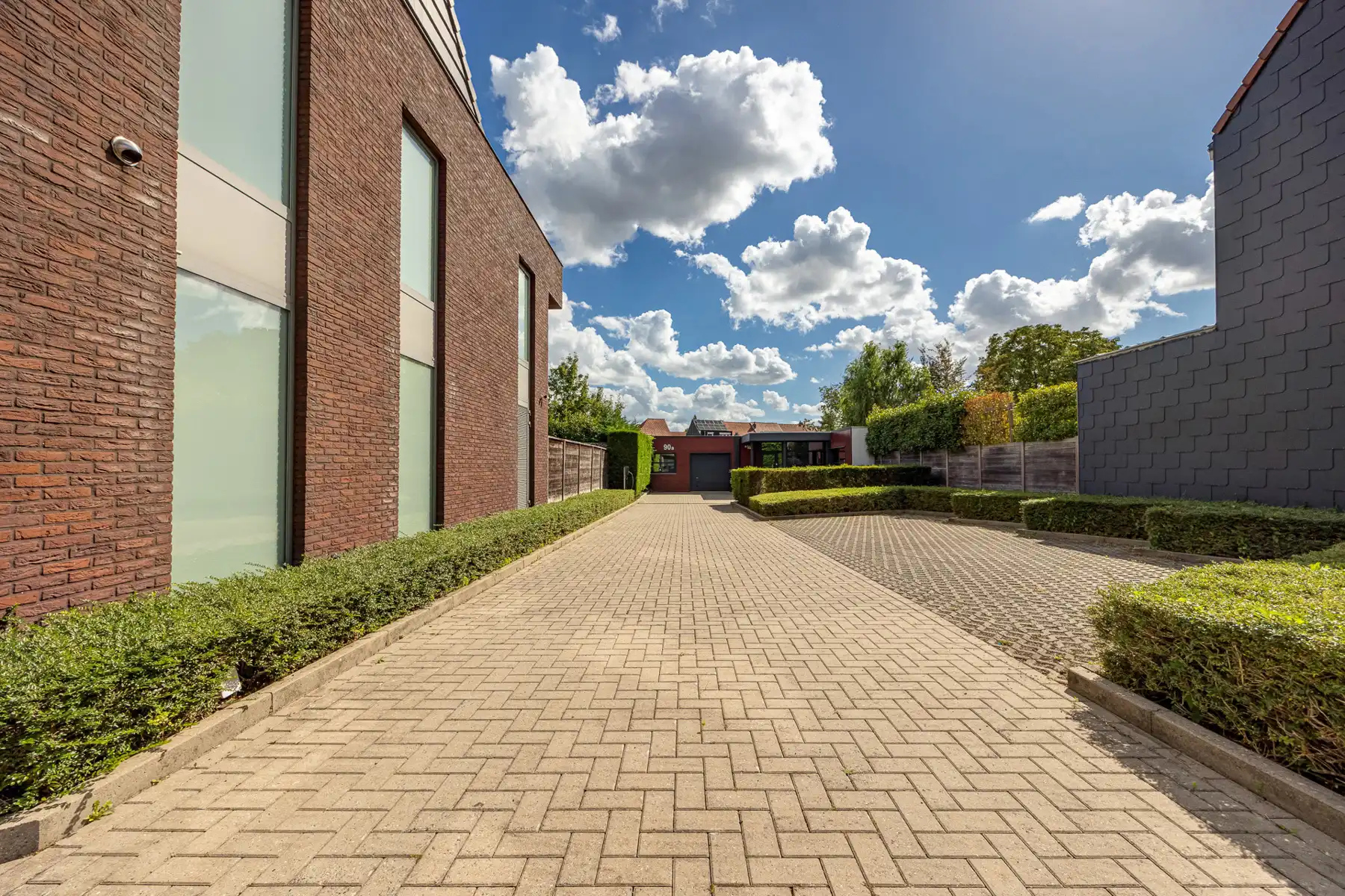 Knap afgewerkte woning met apart bedrijfsgebouw en parking foto 3
