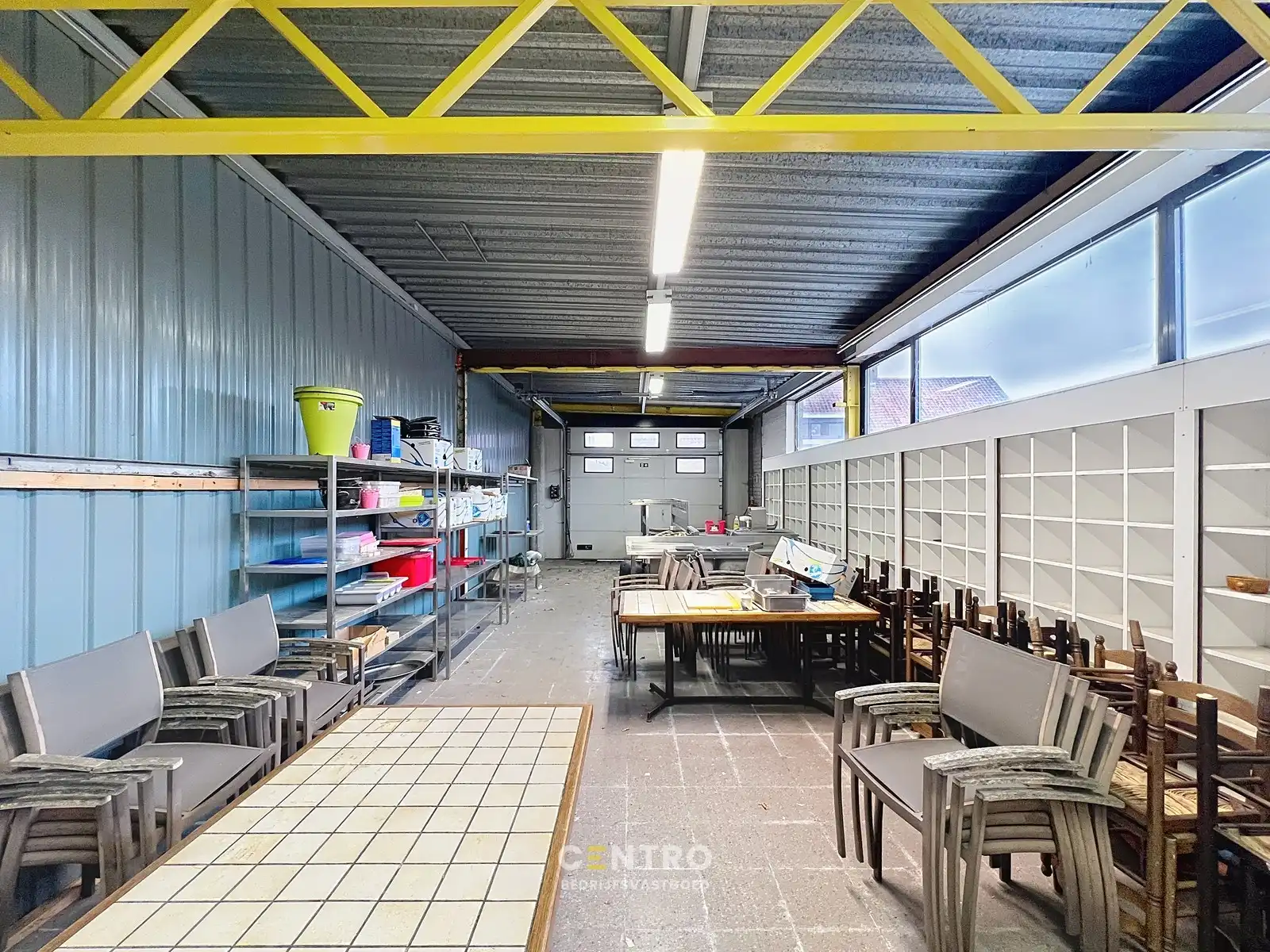 Goed gelegen OPSLAGRUIMTE/WERKPLAATS (ca.75 m²)  te RUMBEKE. foto 2