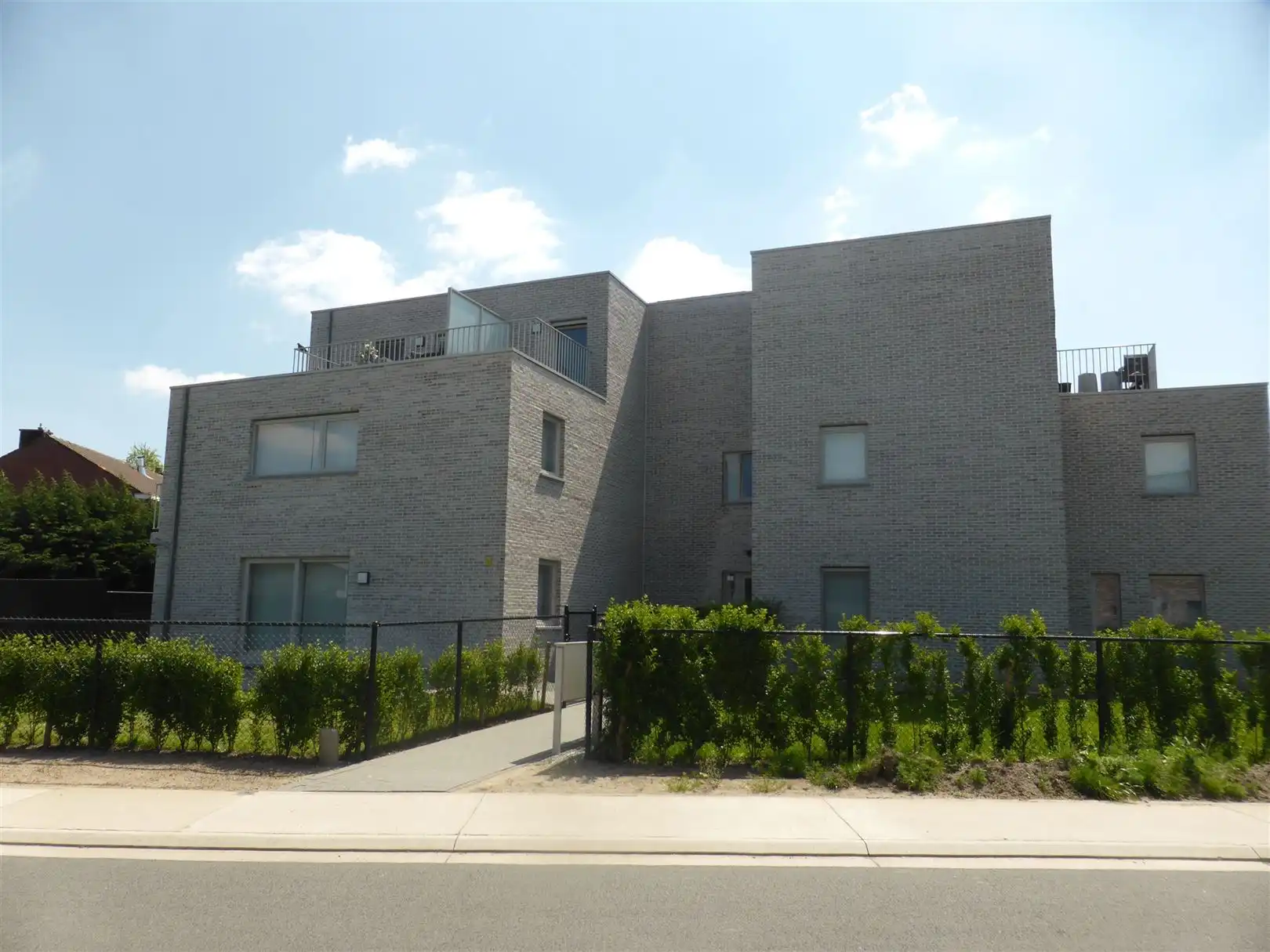 Recent, energiezuinig appartement met staanplaats foto {{pictureIndex}}