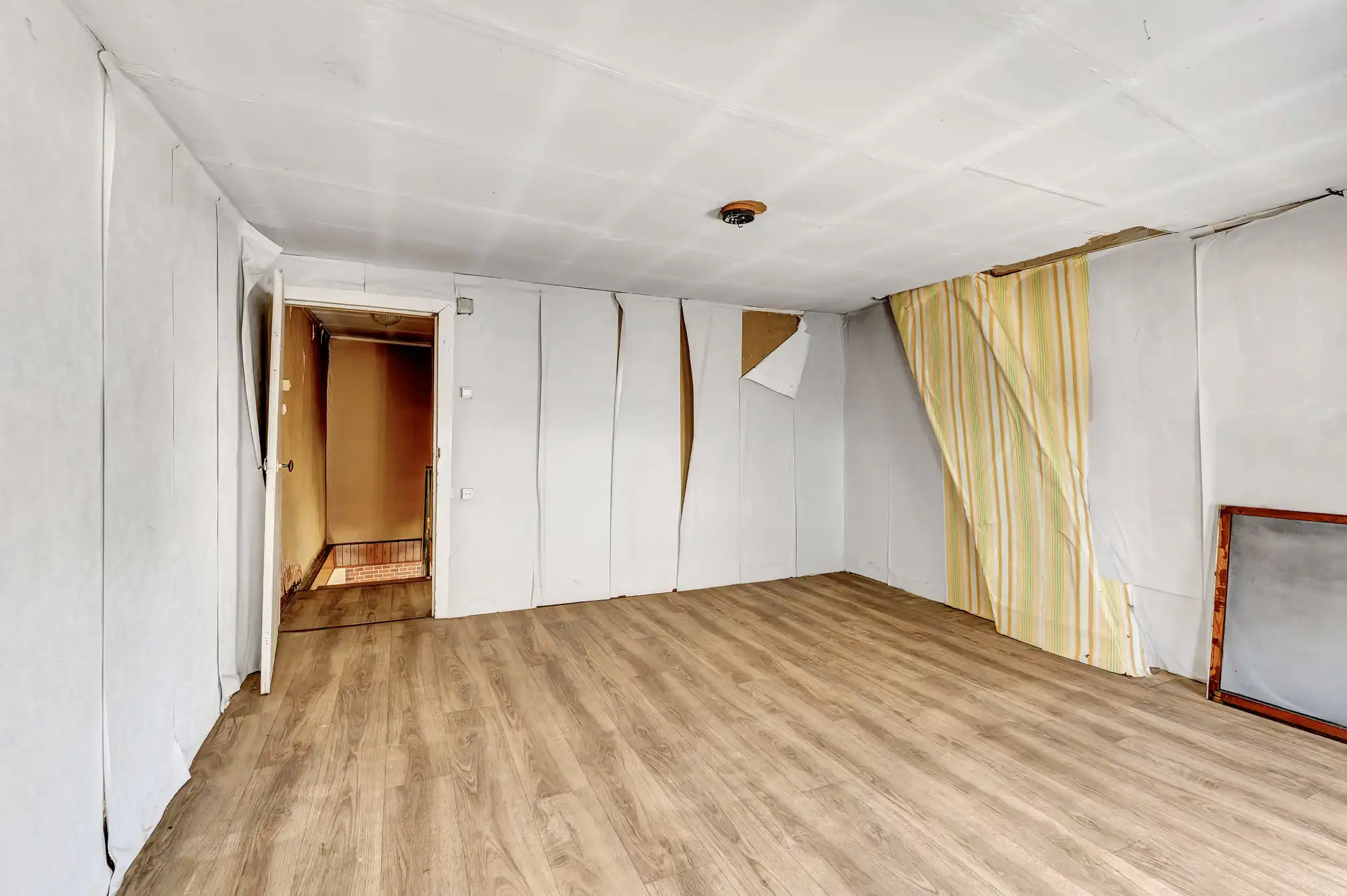 Te renoveren woning met veel potentieel en prachtige tuin foto 12
