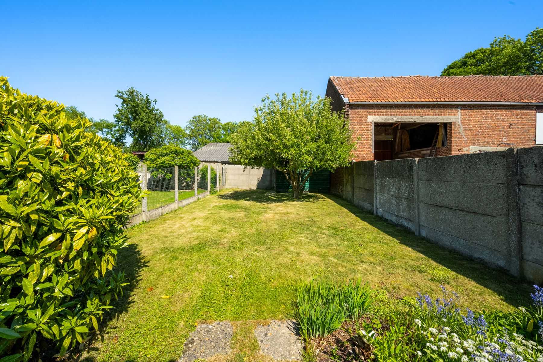 Te renoveren gezinswoning met inpandige garage en tuin  foto 22