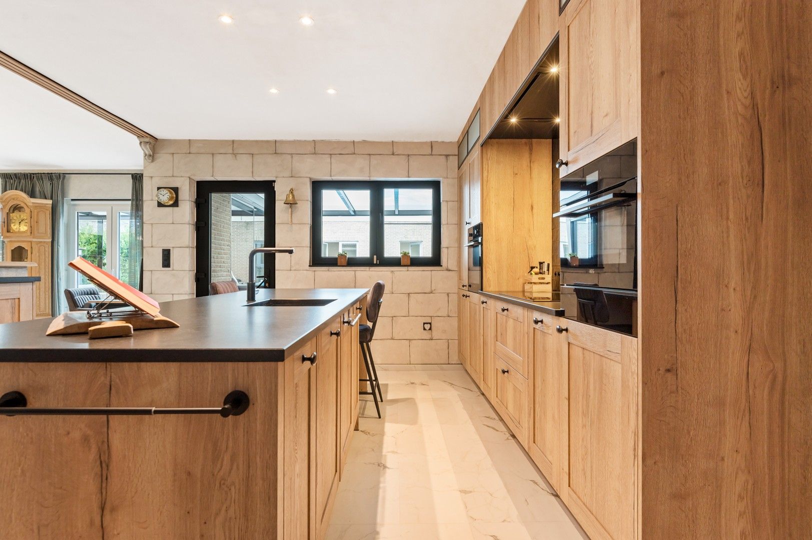 Knappe laagbouwwoning en groot bijgebouw met tuin en zwembad foto 3
