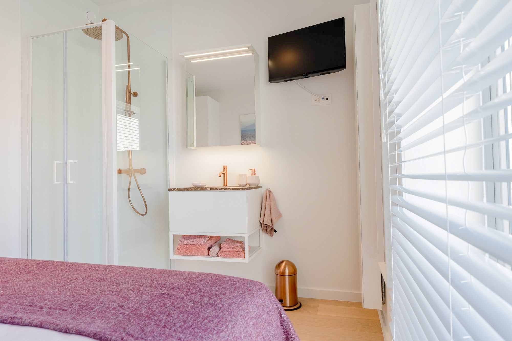 Rustig gelegen volledig gerenoveerd appartement met een open zicht over de villa's. foto 30