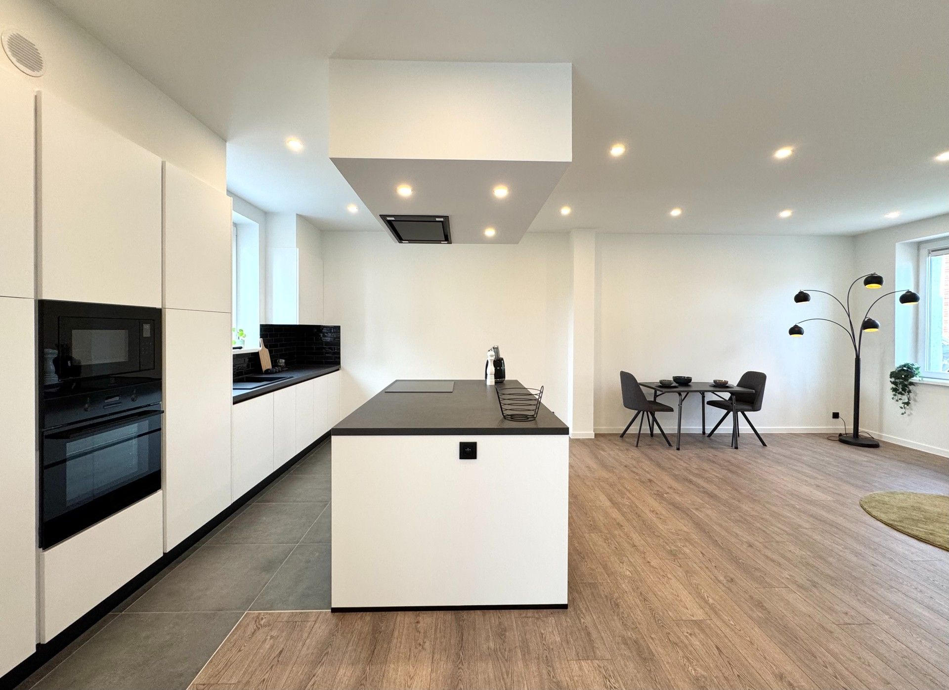 GERENOVEERDE WONING MET GROTE GARAGE foto 14