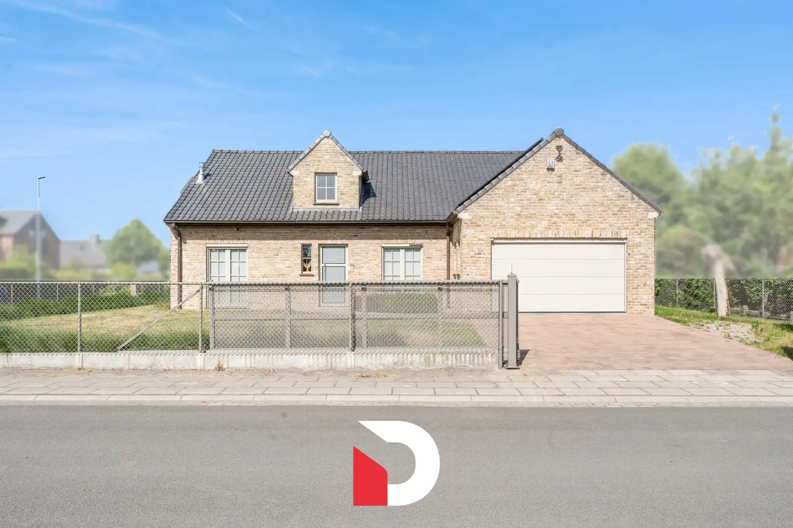 Alleenstaande woning in een residentiële omgeving te Sint-Kruis. foto {{pictureIndex}}