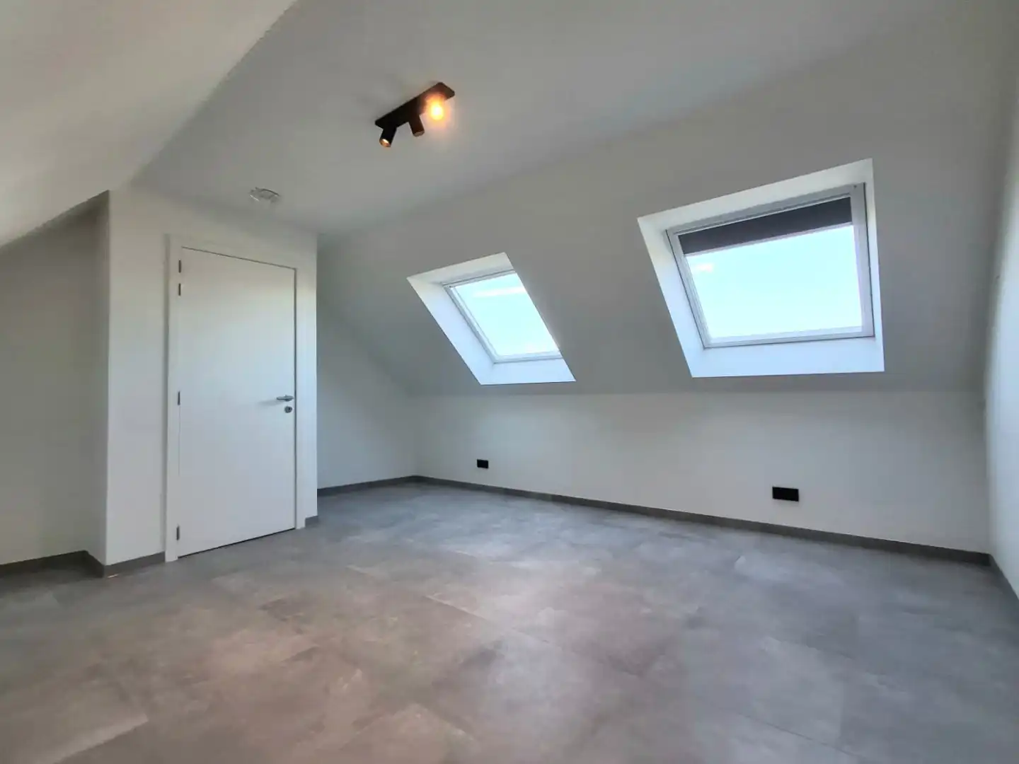 LICHTRIJK DUPLEXAPPARTEMENT MET 2 SLPKS | TERRAS EN AUTOSTAANPLAATS IN RUISELEDE foto 8