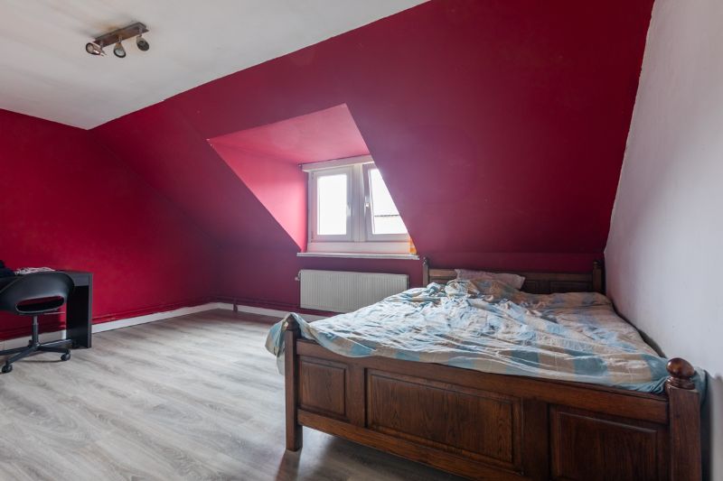 Woning met 2 slaapkamers, tuin, garage en garage- uitweg achteraan (extra parkeerplaats). Energielabel D (bijna C) foto 6