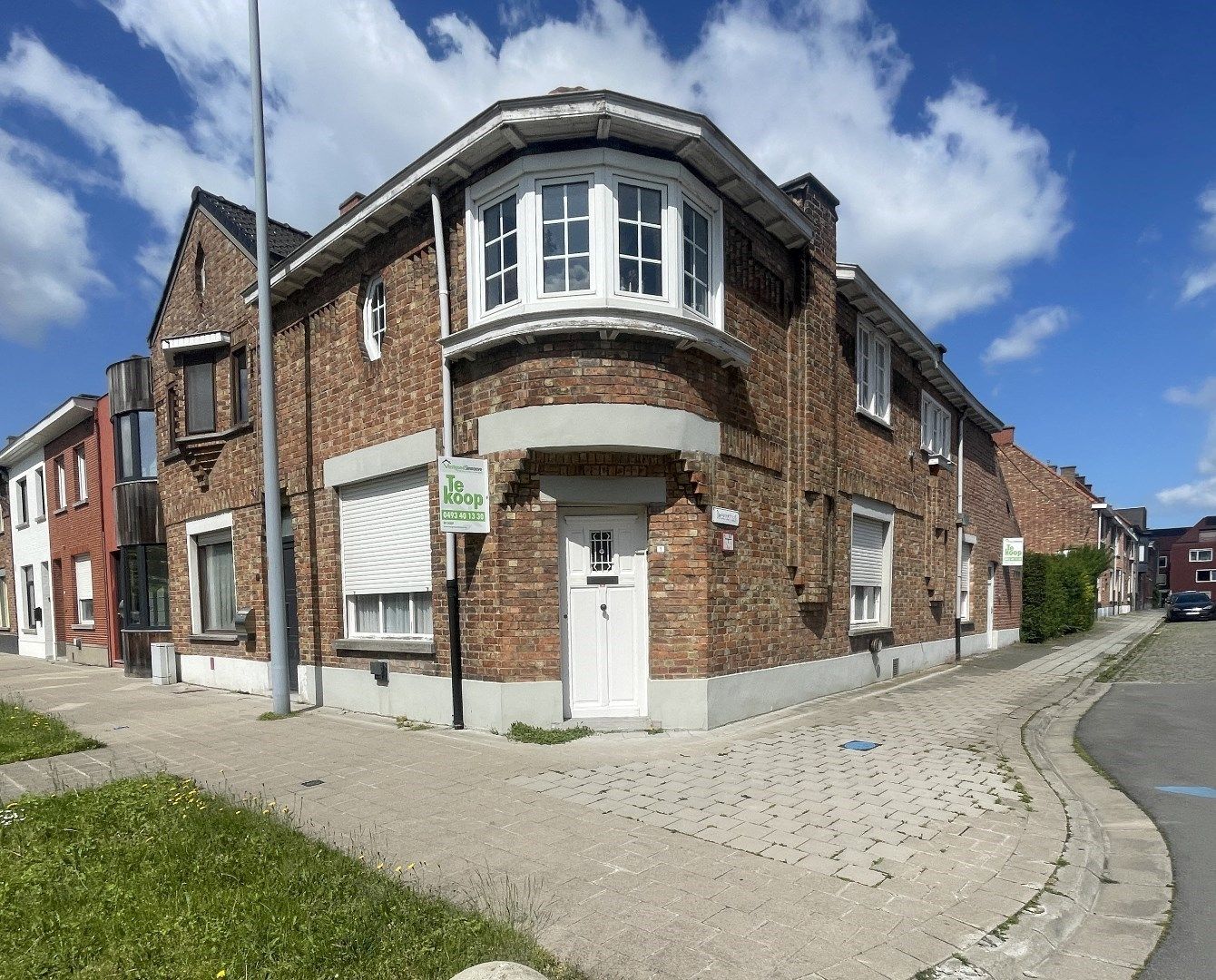 Ruime hoekwoning met twee garages, tuin en 3 slaapkamers in Rumbeke foto 1