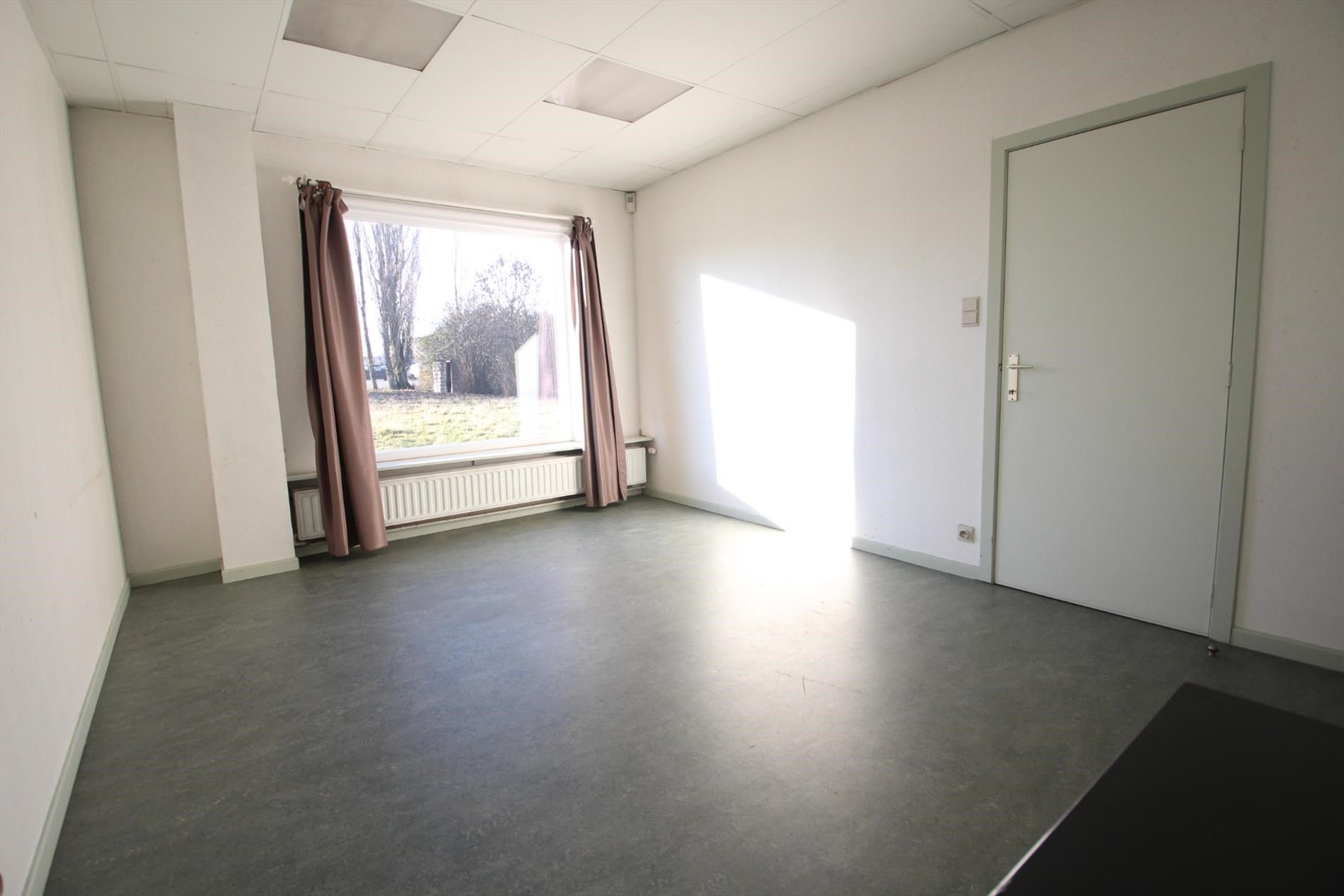 KANTOOR (+-170M²) + LOODS (+- 225M²) TE HUUR TE IEPER foto 9