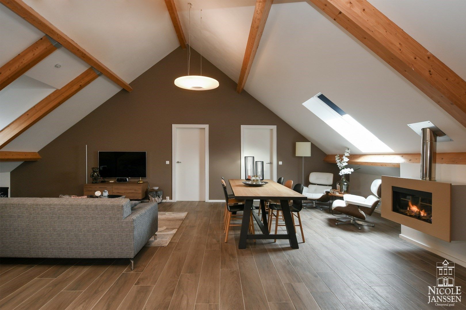 Luxueus en ruim ingedeeld landhuis met naastliggend garagegebouw met appartement foto 28