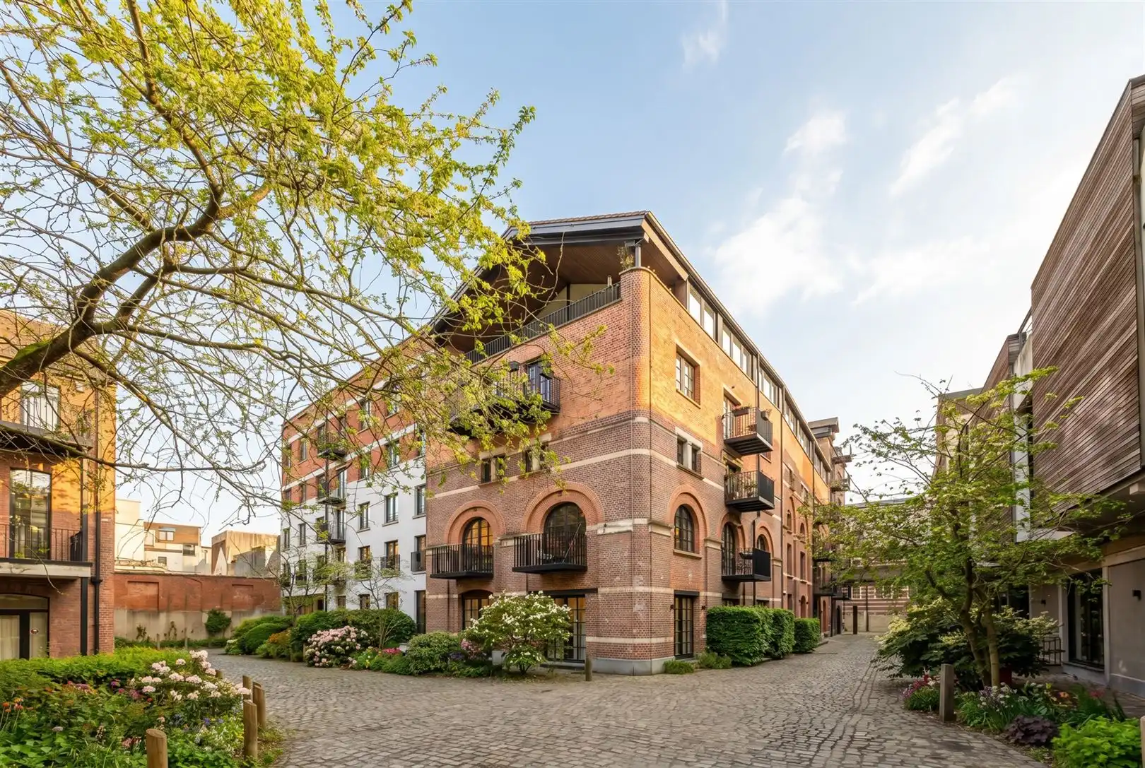Flamboyant loftleven in industrieel erfgoed foto {{pictureIndex}}