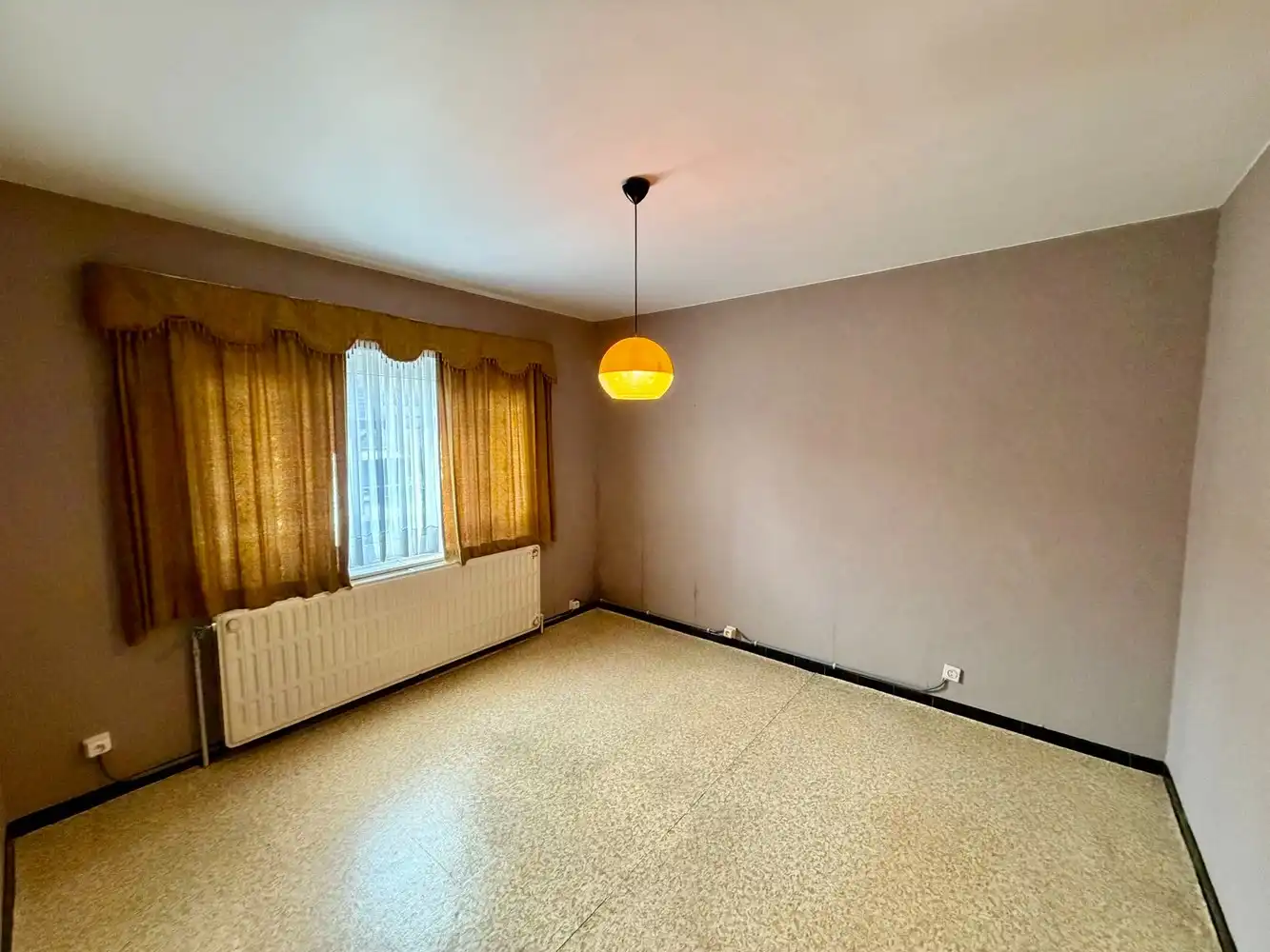 Genk – Hasseltweg 116: Op te frissen woning met 3 slaapkamers, inpandige garage, kelder, tuin en ruime parking aan de voorzijde foto 20