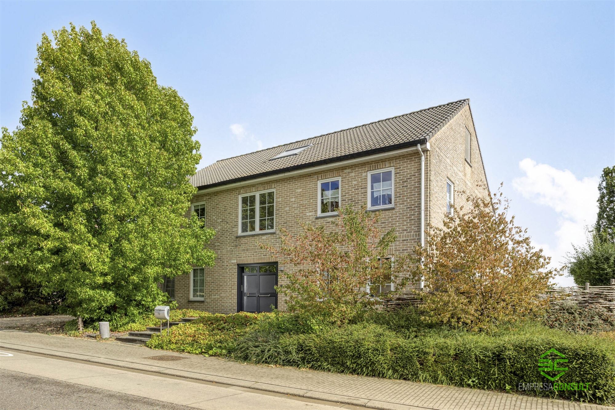 Ruime, energiezuinige woning met 5slpk en 3 badk te Hoeleden! foto 2