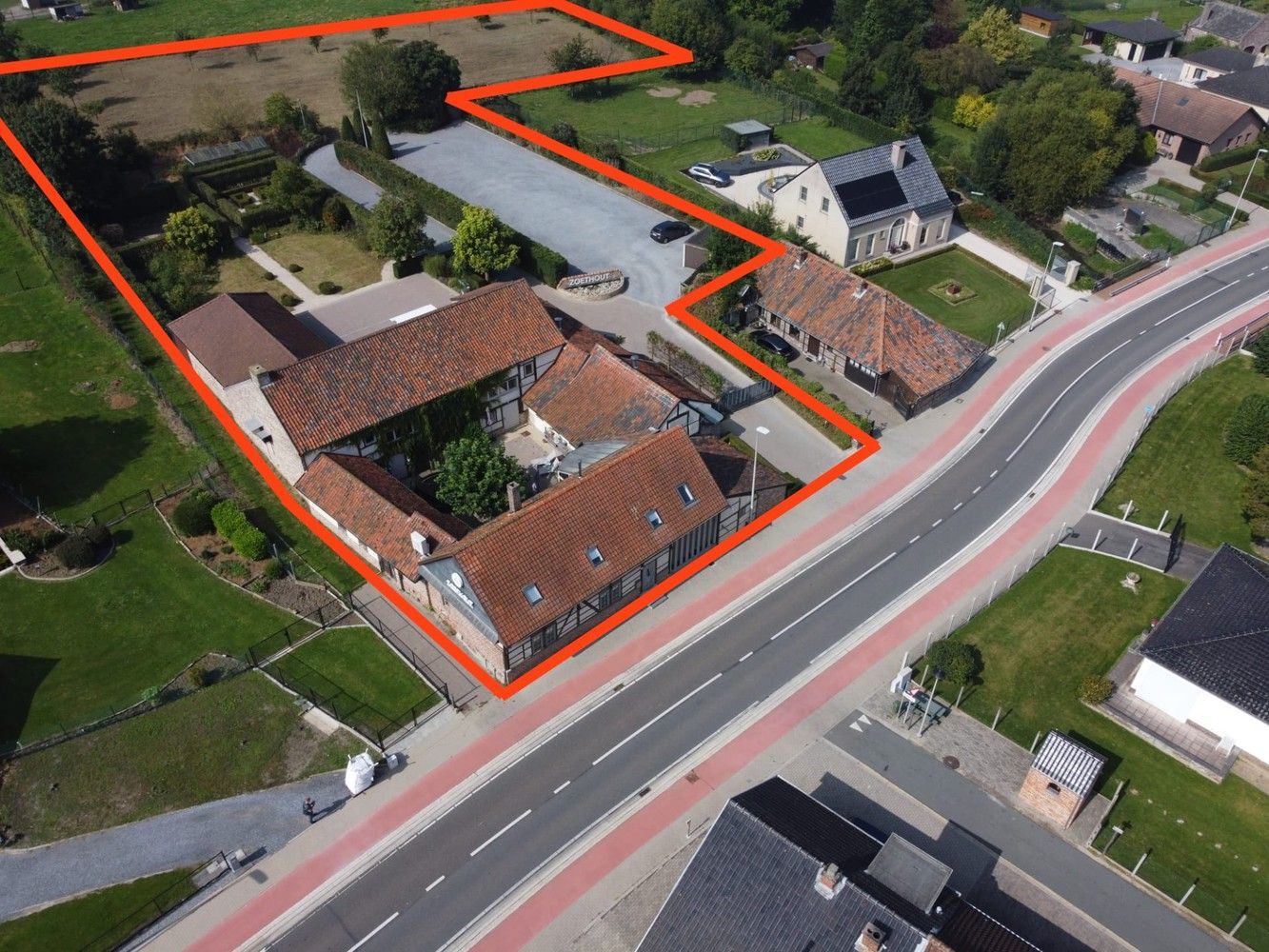 Uniek pand bestaande uit restaurant, grote feestzaal met ruime parking en woning op een domein van maar liefst van 74a. foto 4