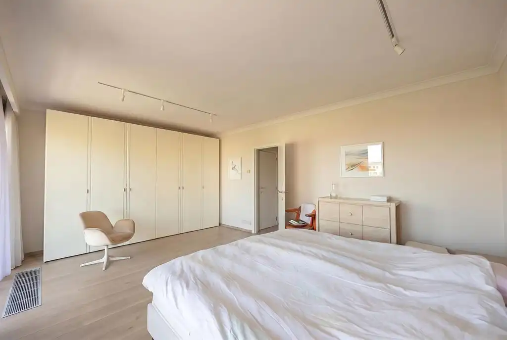 Ruim appartement boven het groen in Deurne-Zuid foto 4