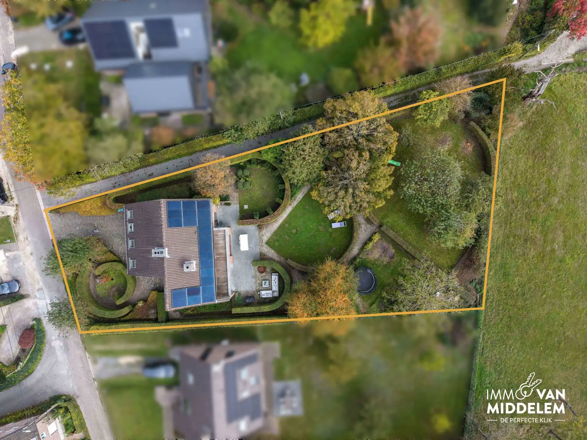 RUIME VILLA MET 4 KAMERS, GARAGE EN PRACHTIG AANGELEGDE TUIN foto 3