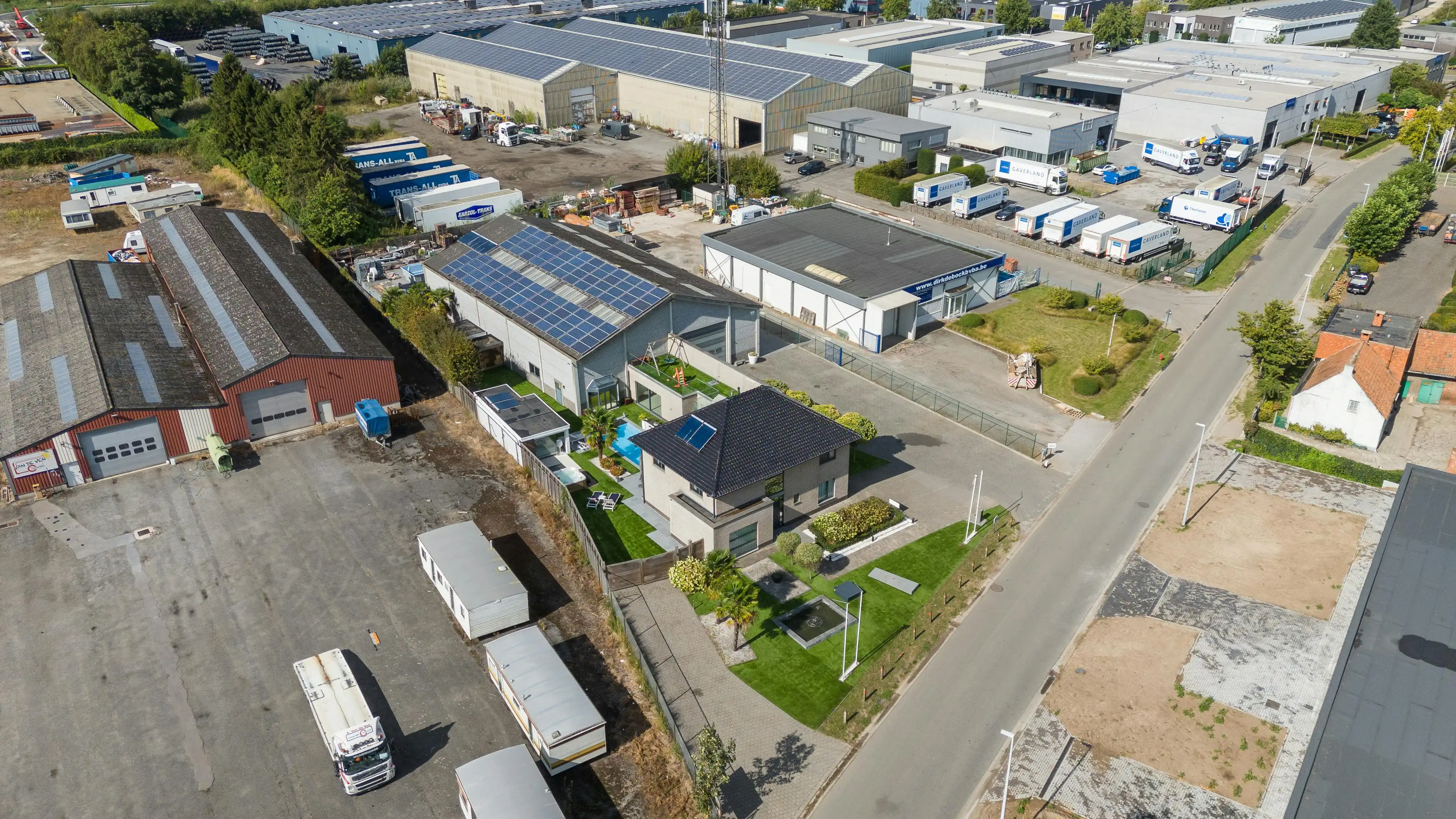 Luxe villa met exclusieve tuin en 600m2 magazijn in KMO-zone foto 46