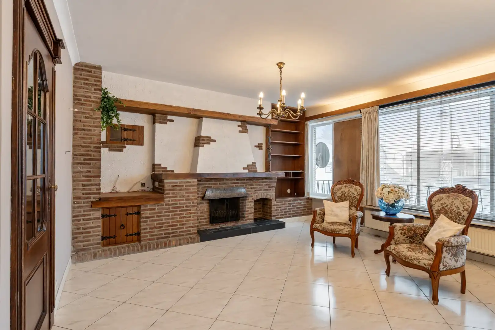 Centraal gelegen gebouw bestaande uit een handelspand op het gelijkvloers en een bovenliggend duplex-appartement! foto 14