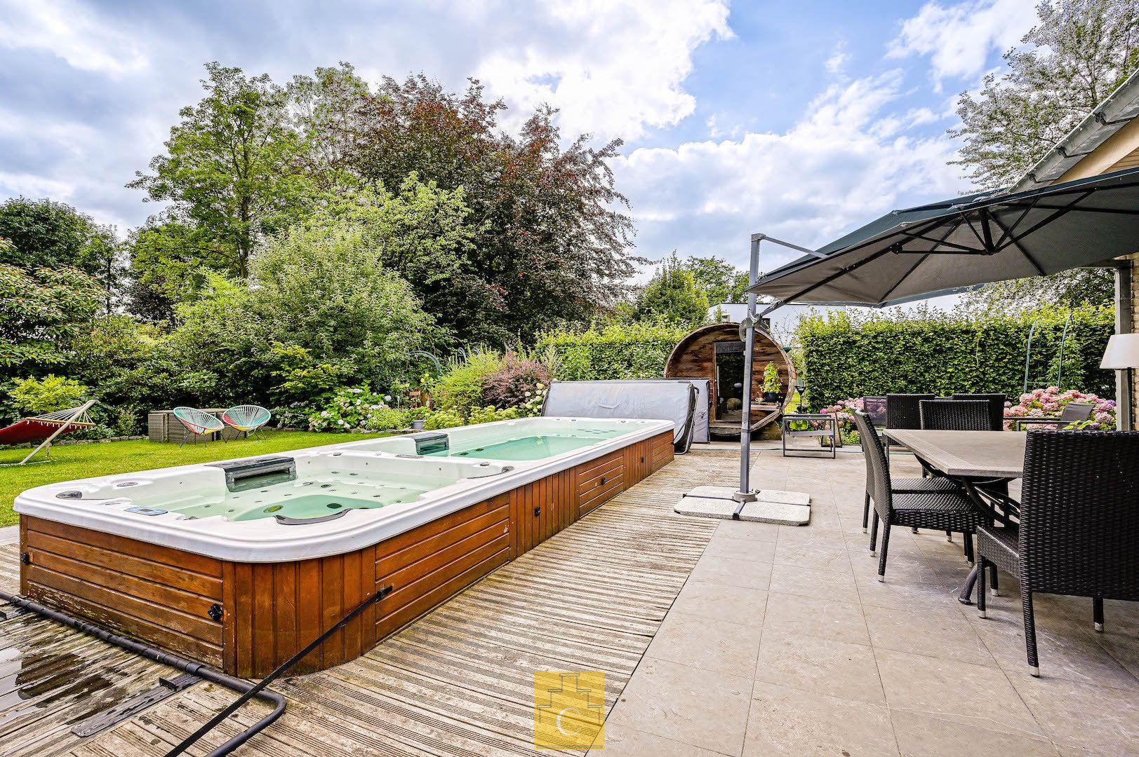 ruime villa op een zonnig perceel aan de rand van het bos, heel veel privacy, met zwemspa en barrelsauna, grote garage, perceel 1050 m2 foto 6