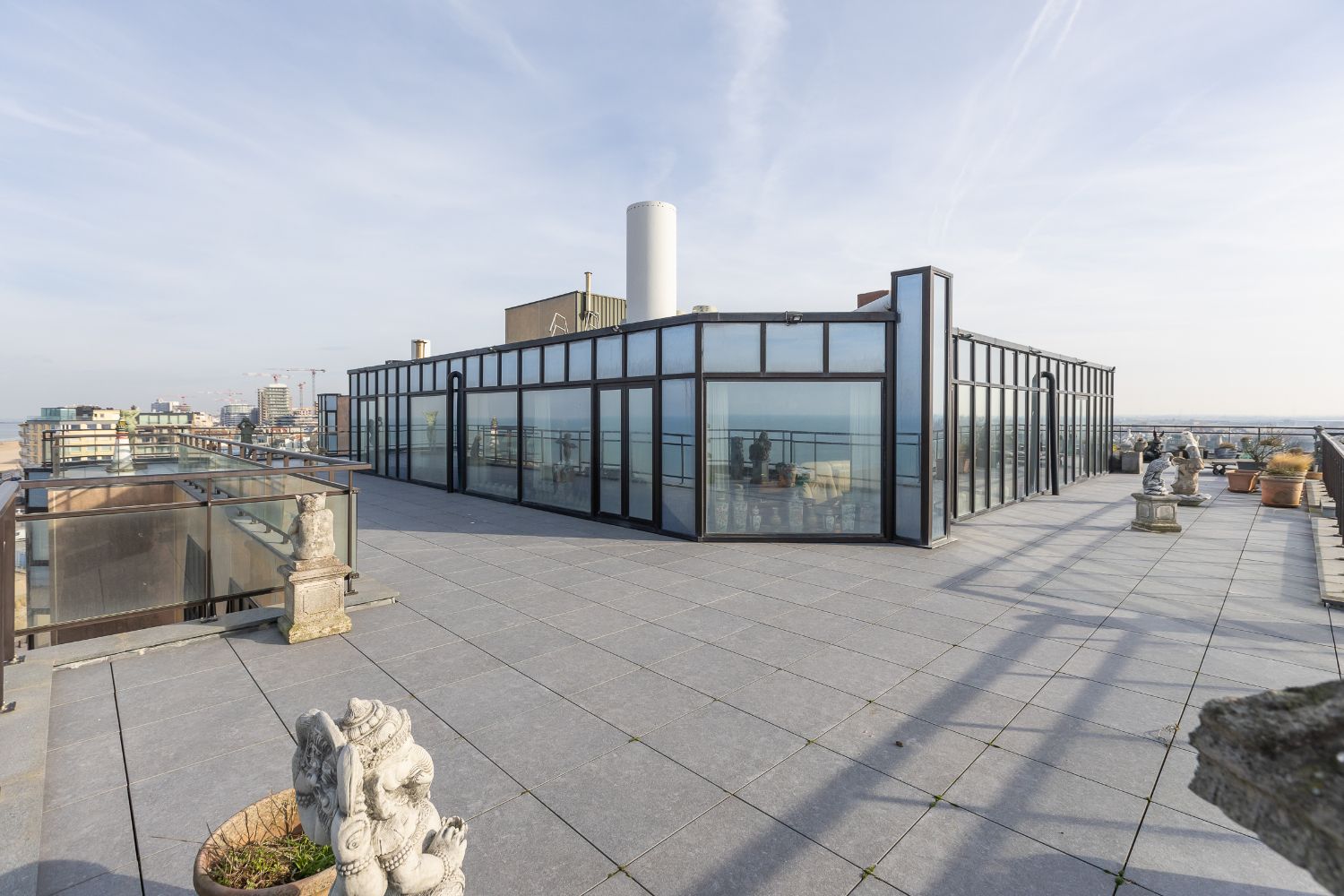 Ruime penthouse met fenomenaal open zicht op de zeedijk van Oostende foto 7