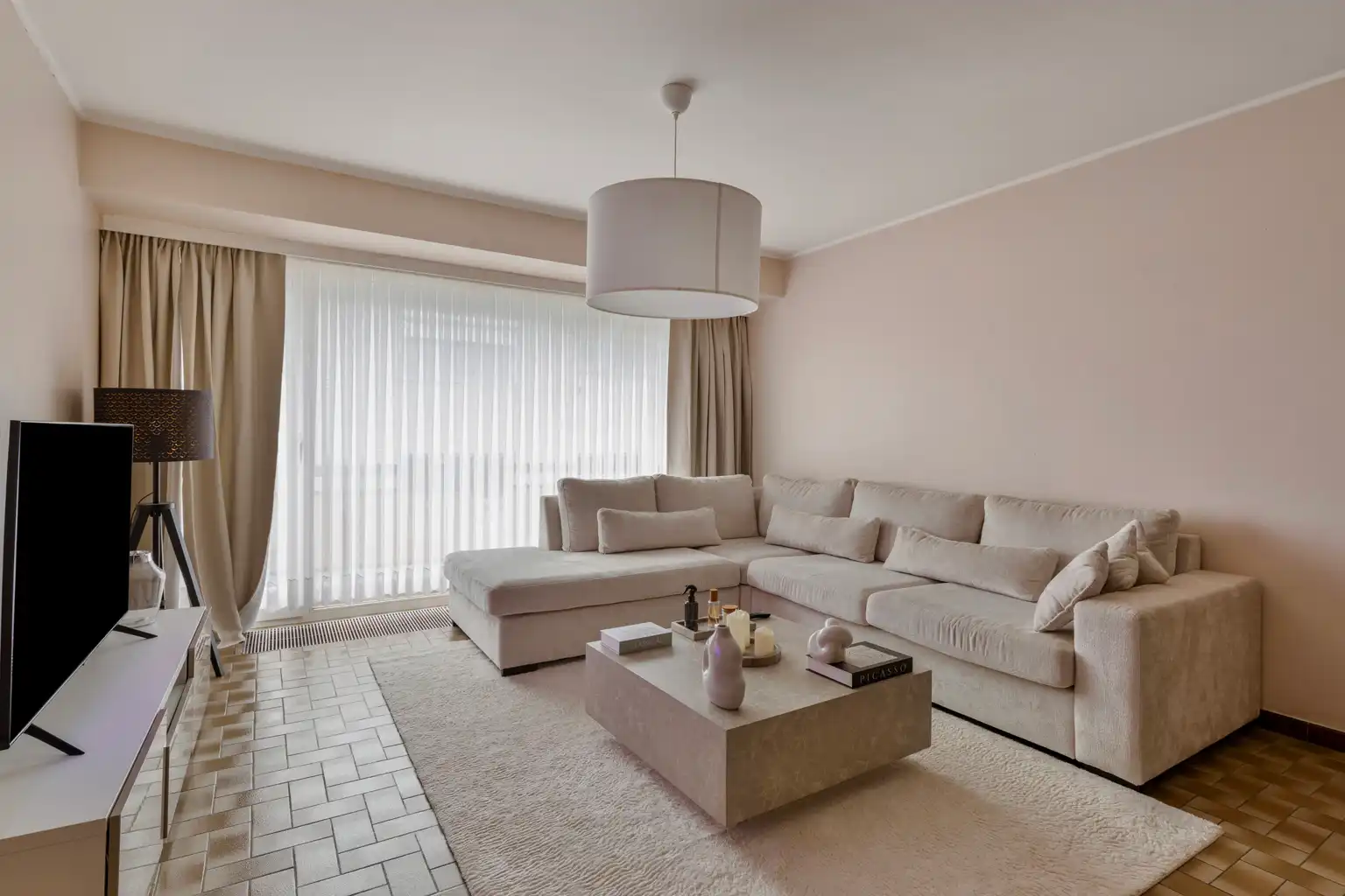 Instapklaar 2 slaapkamer appartement op 1ste verdieping foto {{pictureIndex}}