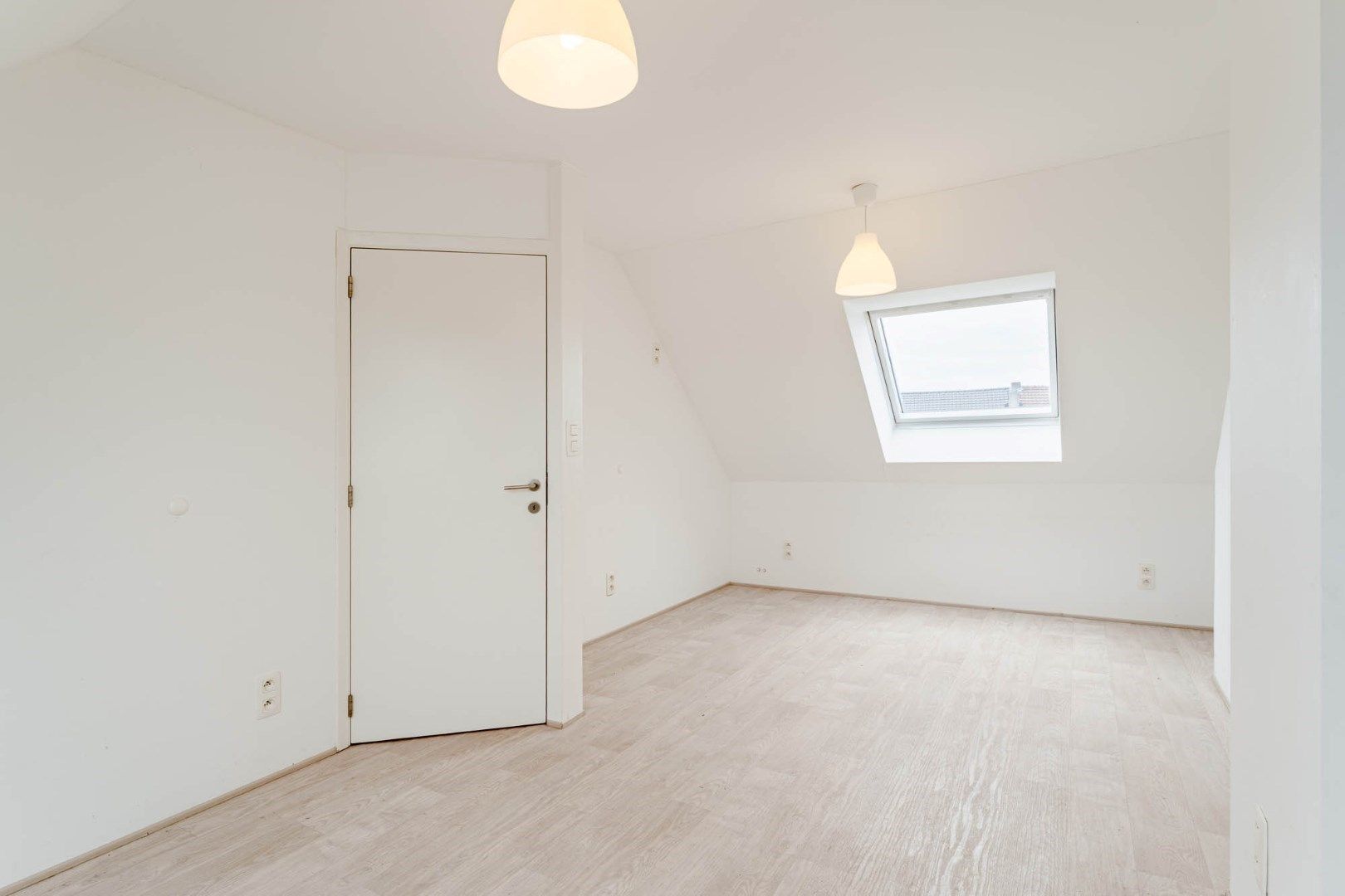 Gerenoveerde, goed onderhouden woning nabij het centrum van Bree mét een grote garage/werkplaats bereikbaar langs de Filterstraat aan de achterzijde van de woni foto 24