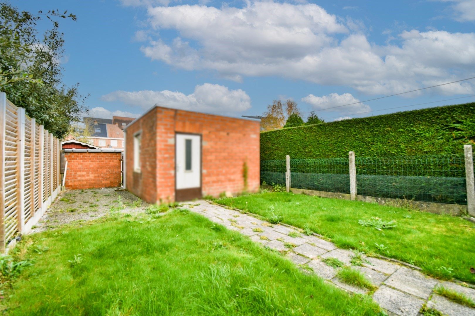 Te renoveren rijwoning op centrale locatie in Torhout. foto 14