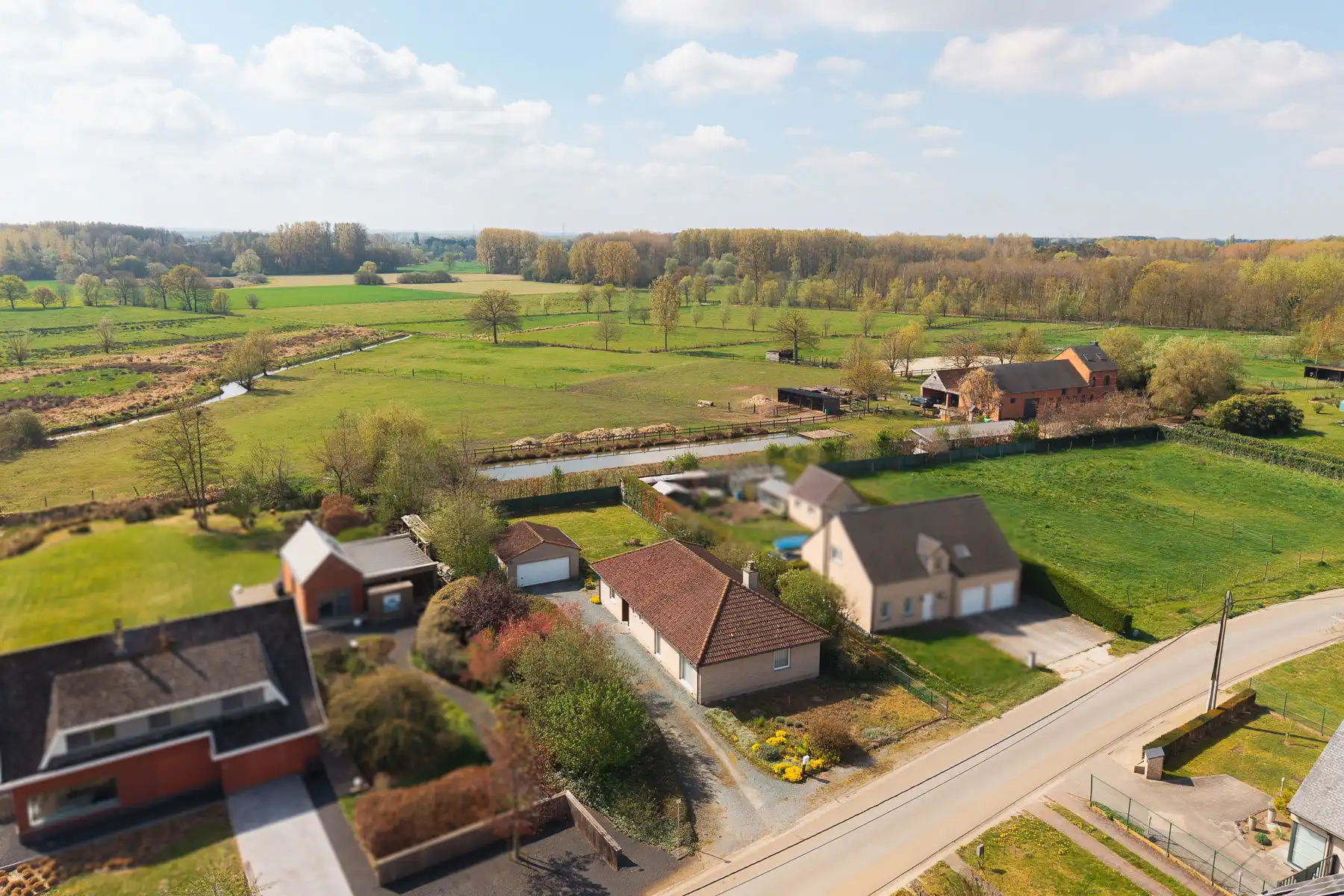 Hoofdfoto van de publicatie: Gelijkvloerse open bebouwing met onderhoudsvriendelijke tuin