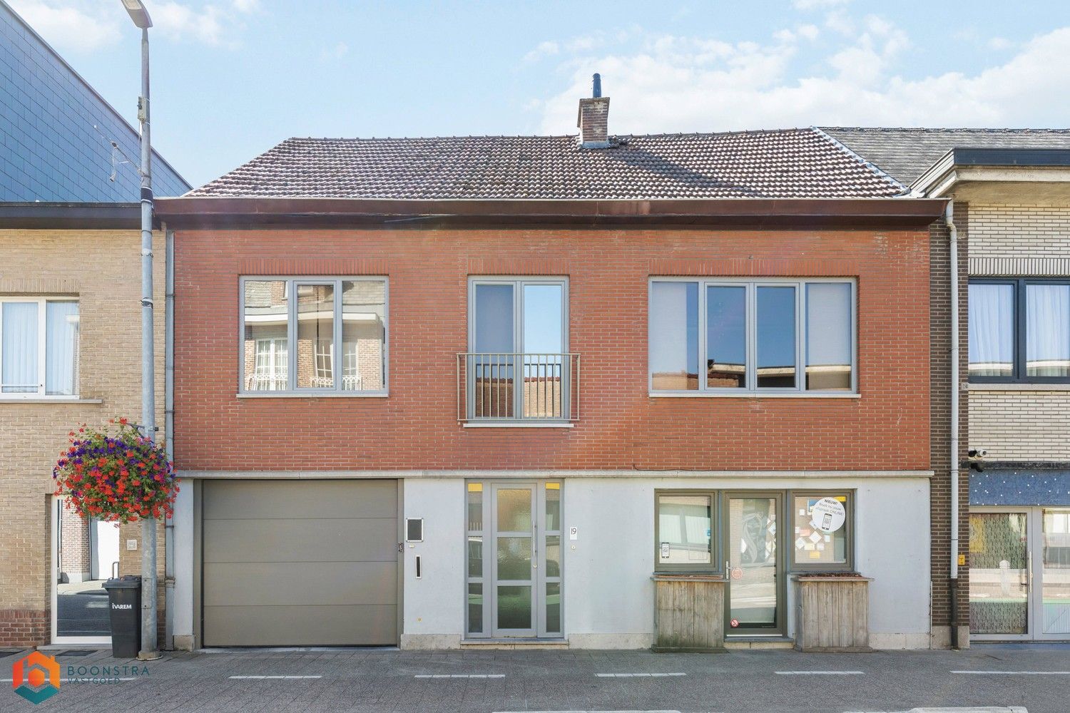 Ruime woning met handelsruimte en grote garage / werkplaats foto {{pictureIndex}}