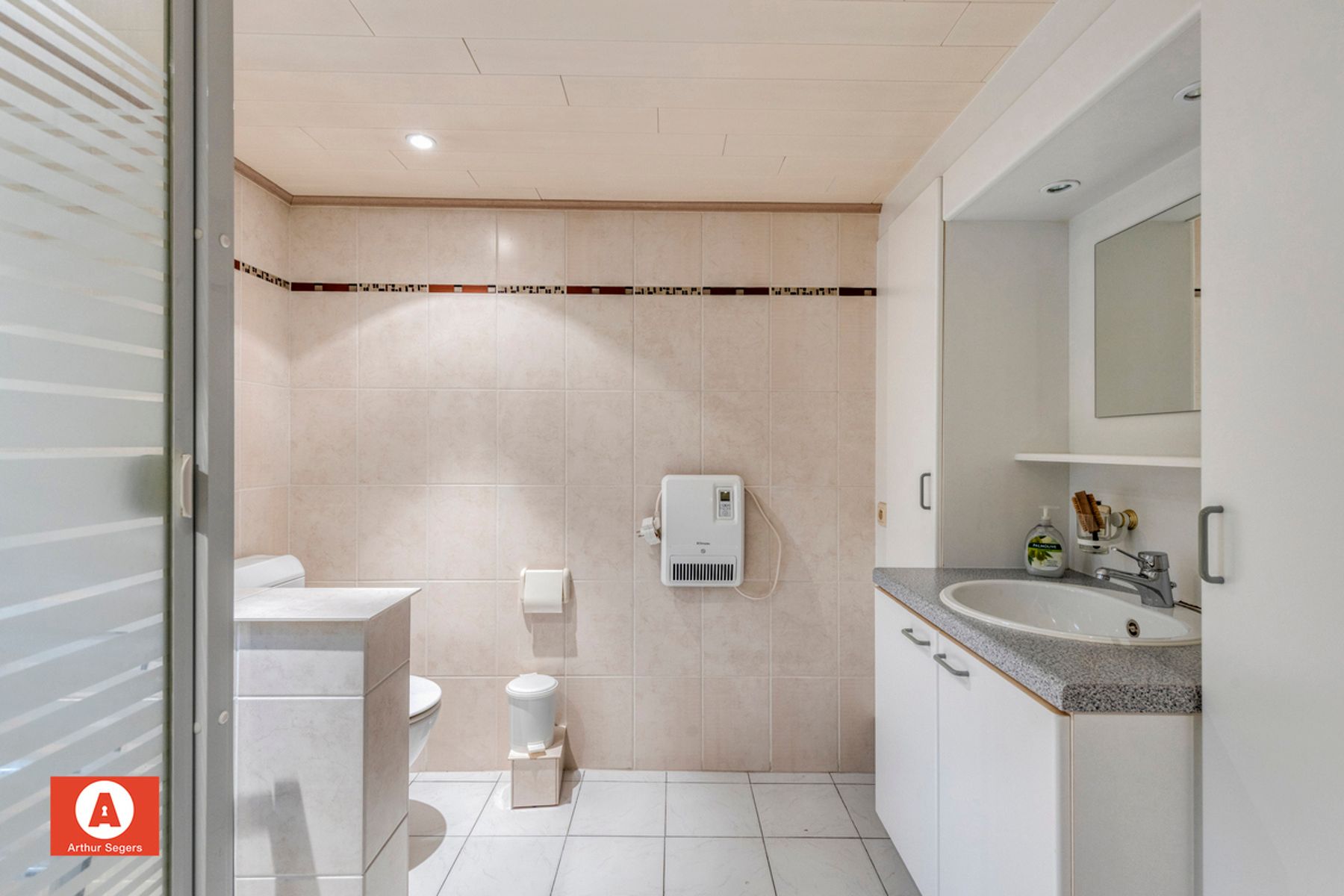 Verzorgde half-open bebouwing met oprit. foto 16