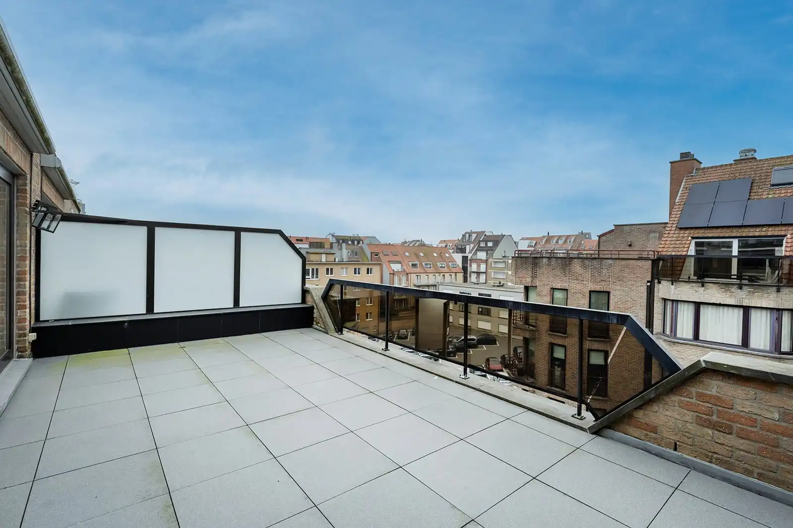 Prachtige penthouse met grote zonneterrassen (50 m²), met zijdelings zeezicht. foto 2