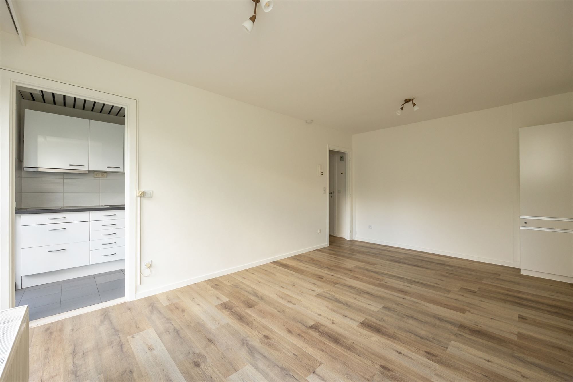 Lichtrijke serviceflat met terras foto 4