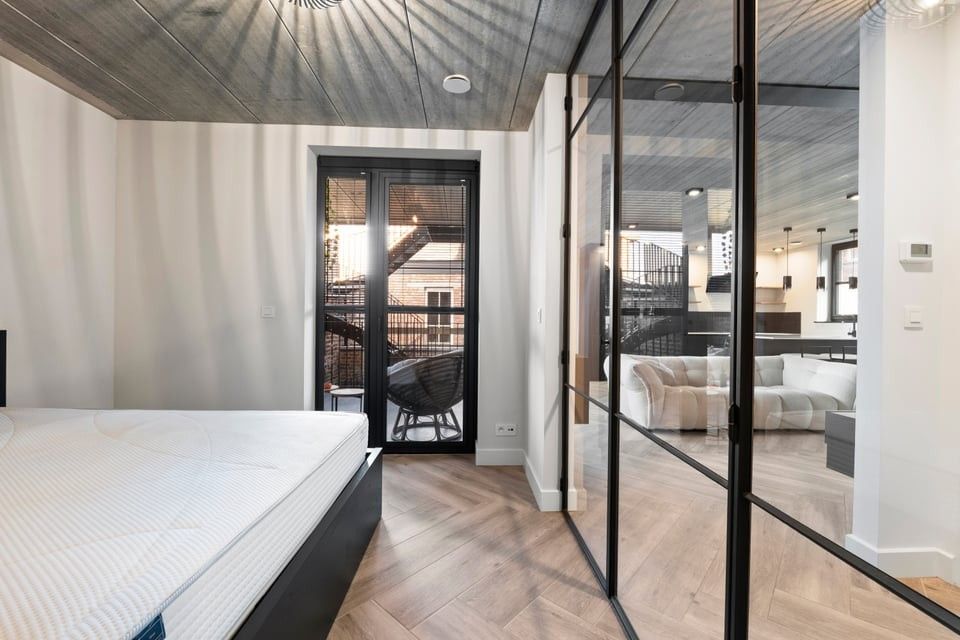 PRACHTIG GERENOVEERD APPARTEMENT MET GARAGE TE HUUR MIDDENIN HET CENTRUM VAN SINT-TRUIDEN foto 11