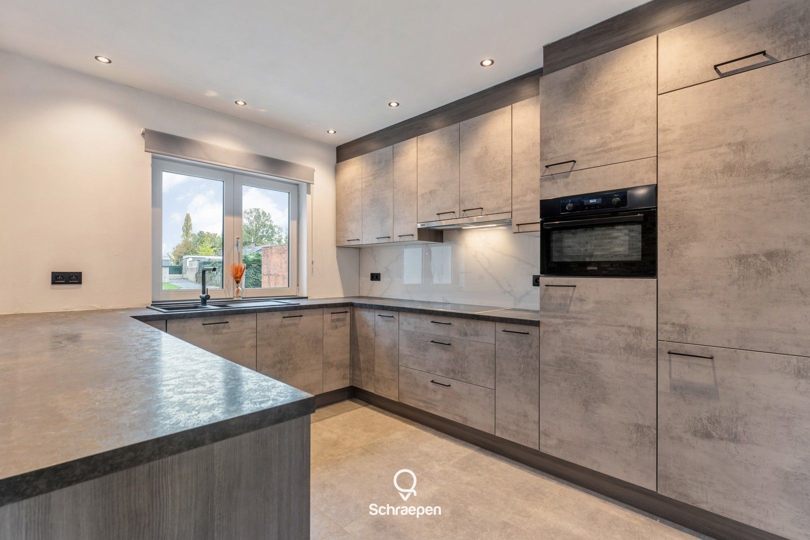 Karaktervolle woning met 2 slpks op een perceel van circa 8,5 are te Genk! foto 3