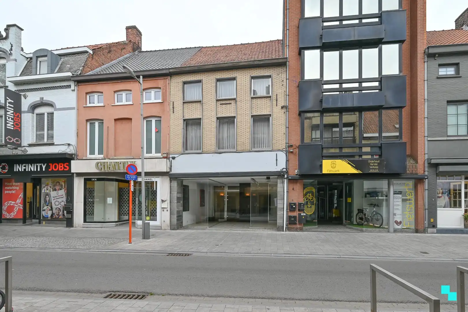 Centraal gelegen handelsruimte met bijhorende woonst en leuke stadstuin te Izegem foto {{pictureIndex}}