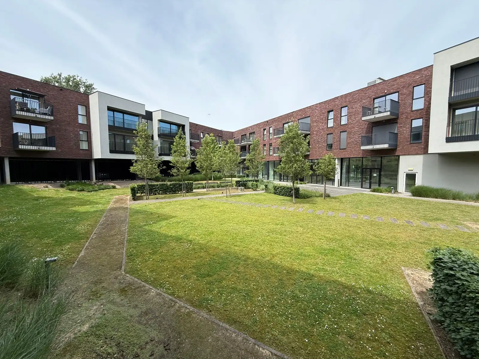 Instapklaar app. met terras, parking en berging foto 15