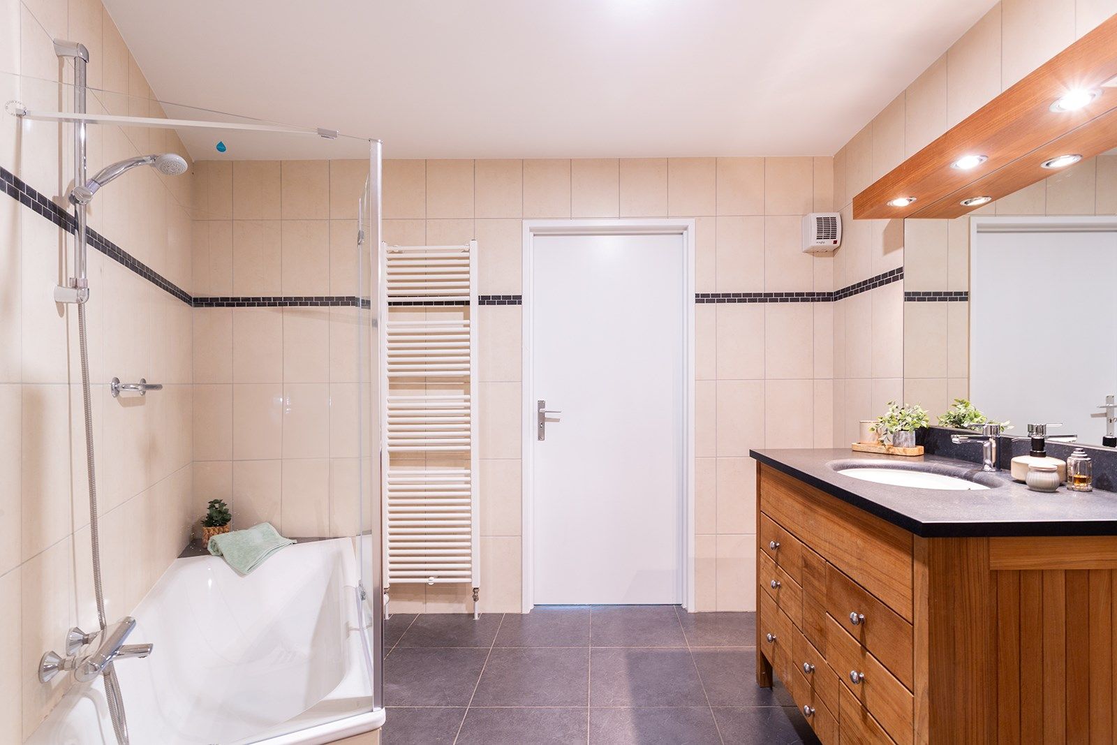 Ruim en prima gelegen appartement met tuin te Boechout foto 19