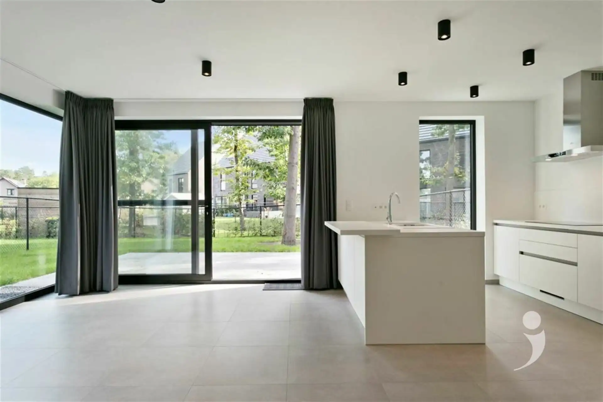 Moderne, halfopen BEN woning in groene, rustige omgeving foto 6