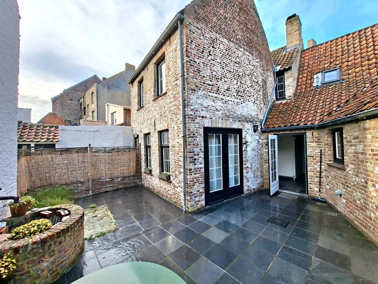 Typische Brugse woning met binnenpatio/tuintje foto 2